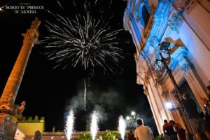 Fuochi d'artificio sopra la chiesa madre durante le feste estive"