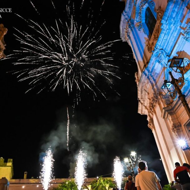 Fuochi d'artificio sopra la chiesa madre durante le feste estive"