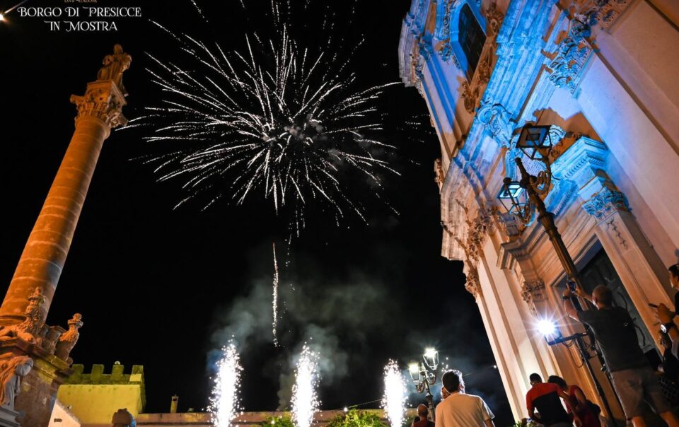 Fuochi d'artificio sopra la chiesa madre durante le feste estive"