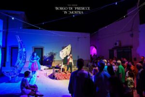 Spettacolo teatrale a Corte Crudili durante Borgo di Presicce in Mostra